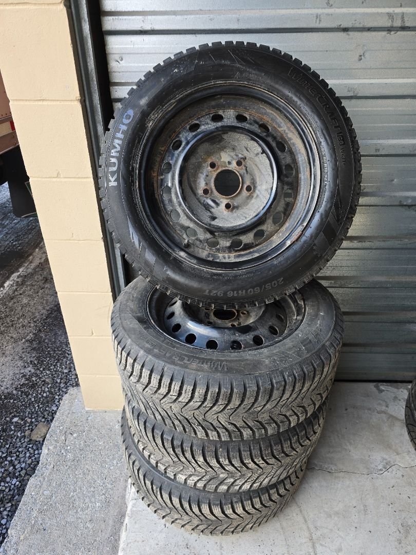 4x 16" 5x114.3 205 60 16 Kumho WinterCraft ice wi31+