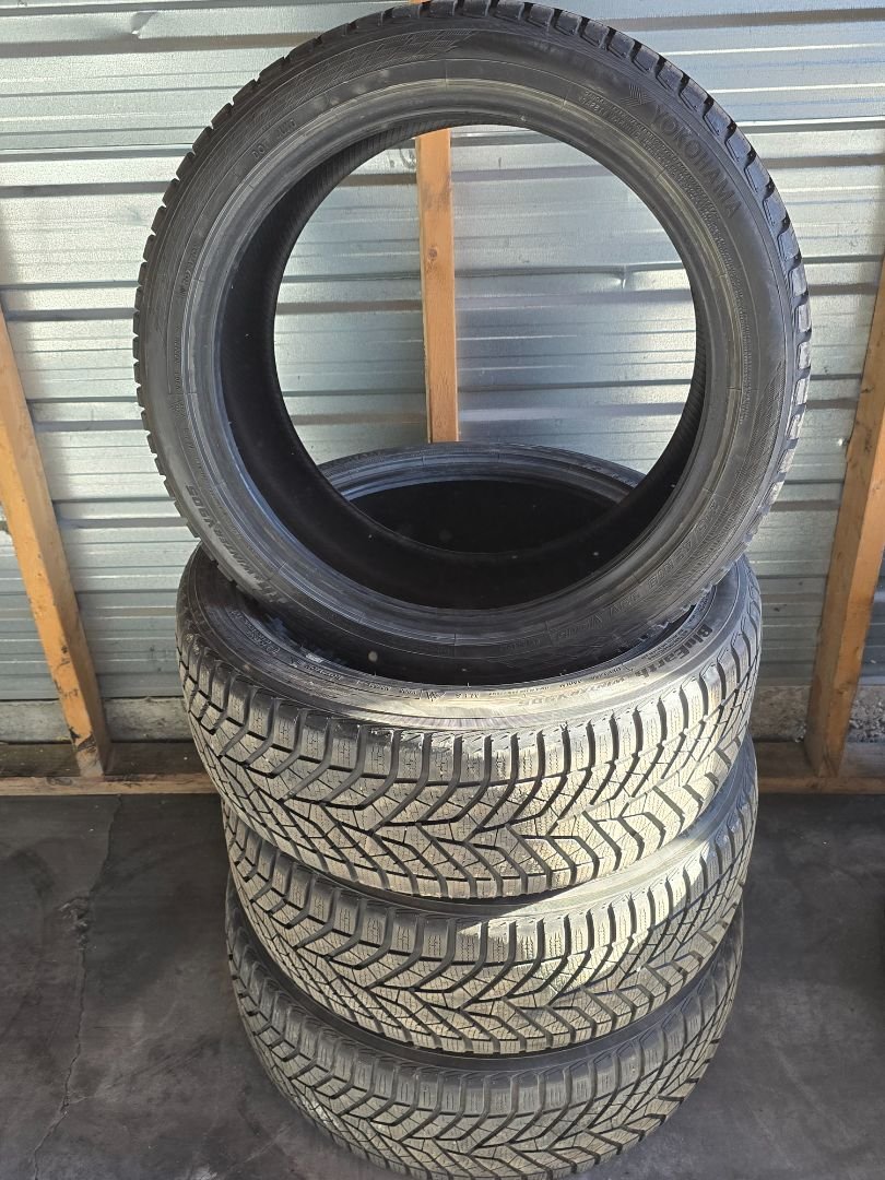 4x 215/45R18 Yokohama BlueEarth Winter V905