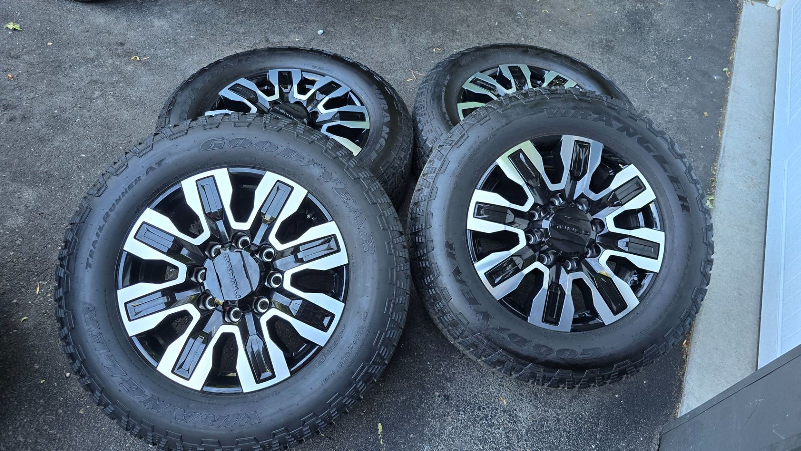 4x 20" GMC 2500 HD 2025 8x180 (GM HD) 275 65 20 Goodyear Wrangler Trailrunner AT