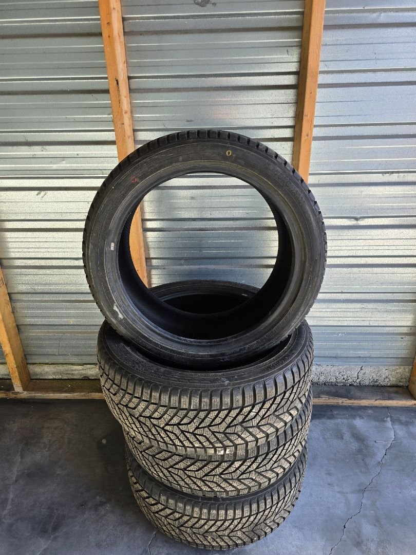 4x 215/45R18 Yokohama BlueEarth Winter V905