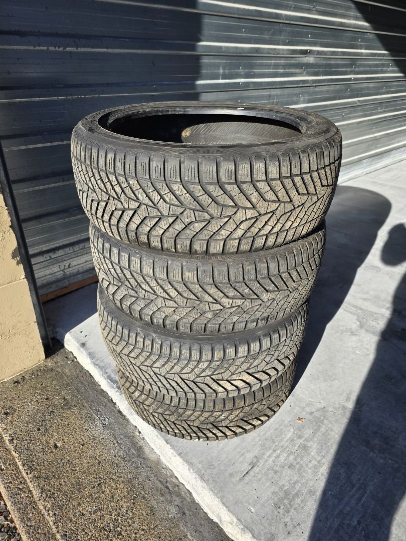 4x 225/45R19 Yokohama BlueEarth Winter V905